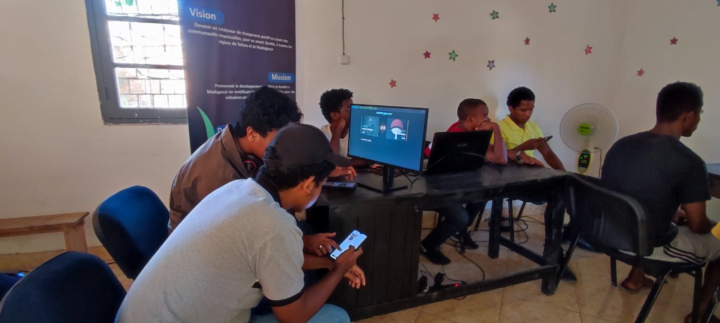 Participants autour des setups de jeu